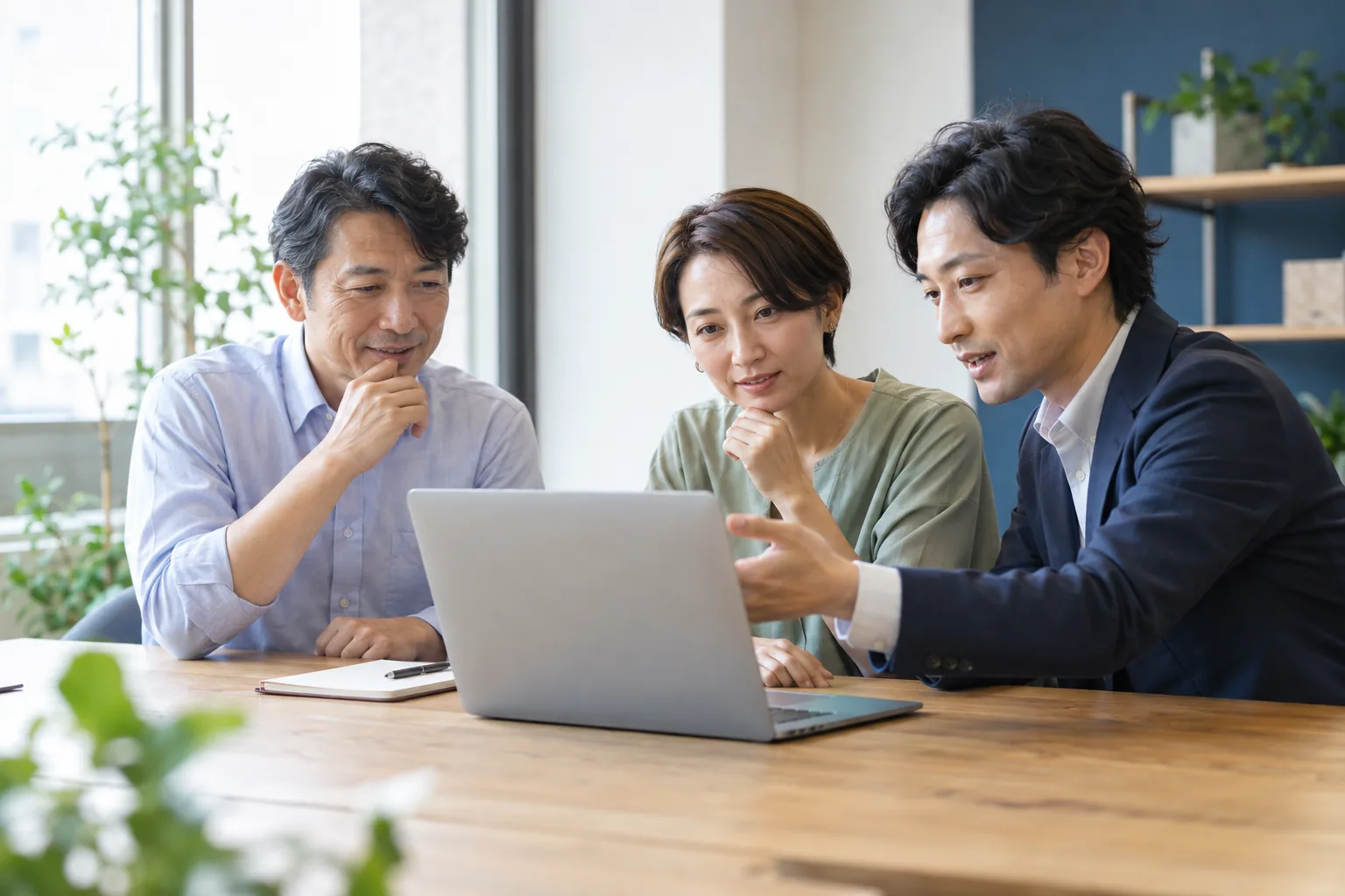 担当者と相談しながらCRMの活用方法を考えるイメージ